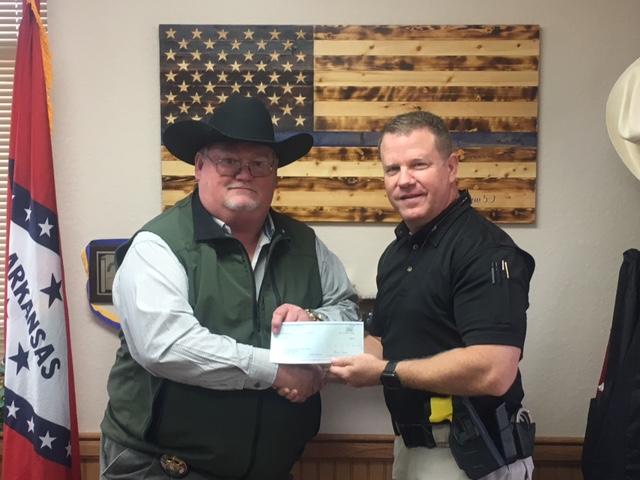 Sheriff presenting check to Special Agent Darin Archer